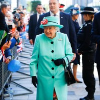 Seorang anggota kerajaan umumnya memiliki asisten untuk membelanjakan barang-barang mereka. Namun kadang, seorang Ratu pun ingin ke mall dan melihat-lihat. Foto: Dok. Getty Images