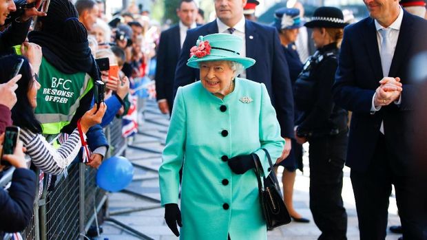 BRACKNELL , ENGLAND - OCTOBER 19: Britain's Queen Elizabeth II visits The Lexicon shopping centre during a visit to Bracknell on October 19, 2018 in Bracknell, England. (Photo by Henry Nicholls - WPA Pool/Getty Images)