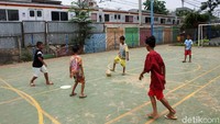 Beberapa anak bermain sepakbola di RPTRA Krendang.