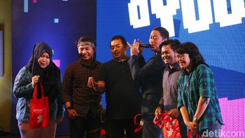 Foto bersama Pandji dan penanya jadi penanda berakhirnya sesi kedua ini. Foto: detikINET/Rengga Sancaya