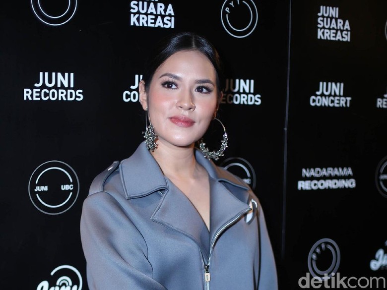 Raisa Melahirkan Anak Pertama Secara Caesar Raisa Melahirkan Anak Pertama Secara Caesar