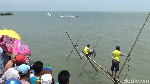 Foto: Seru! Balapan Perahu Nelayan Tradisional Maros