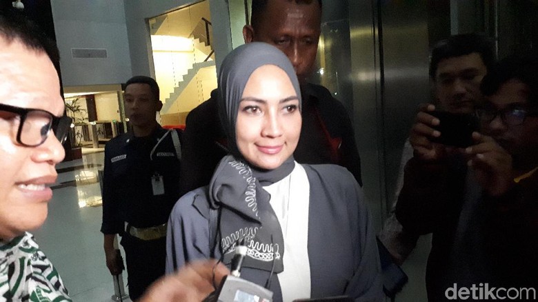 Diperiksa KPK, Steffy Bicara Duit Rp 1 M-Pergi ke Turki Bareng Irwandi Diperiksa KPK, Steffy Bicara Duit Rp 1 M-Pergi ke Turki Bareng Irwandi