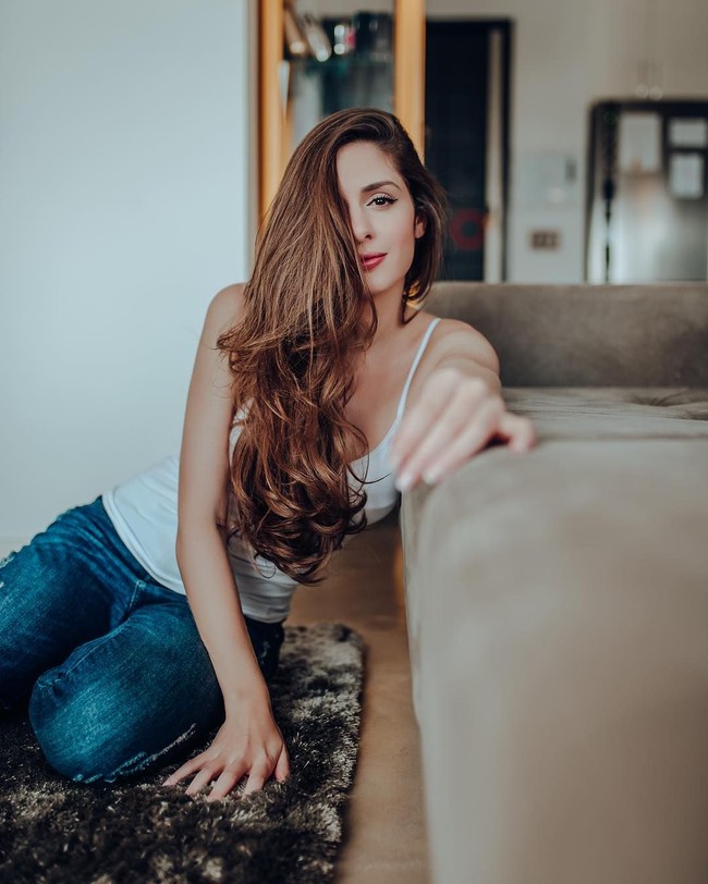 Netizen lah yang menduga bahwa Camila menjadi penyebab kandasnya cinta Neymar dan Bruna. Seperti dikutip majalah lokal Brazil, Claudia, dugaan itu muncul karena Camila selalu terlihat berada di kota yang sama dengan Neymar. Dan ada sejumlah foto yang memperlihatkan kebersamaan mereka. Foto: Dok. Instagram @camilakaram