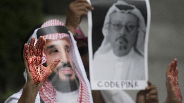 Demonstran berperan sebagai Mohammed bin Salman dengan darah berlumuran di tangannya, di depan kedubes Arab Saudi di Washington, AS, 8 October.