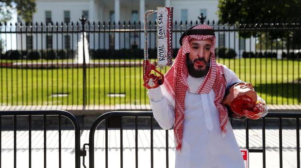 Unjuk rasa mengecam putera mahkota Saudi, pangeran Mohammed bin Salman, di depan Gedung Putih, AS, 19 Oktober.