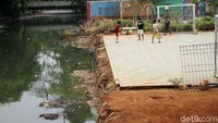 Sebelum adanya pembangunan turap di Kali Krendang, RPTRA ini memiliki pagar.
