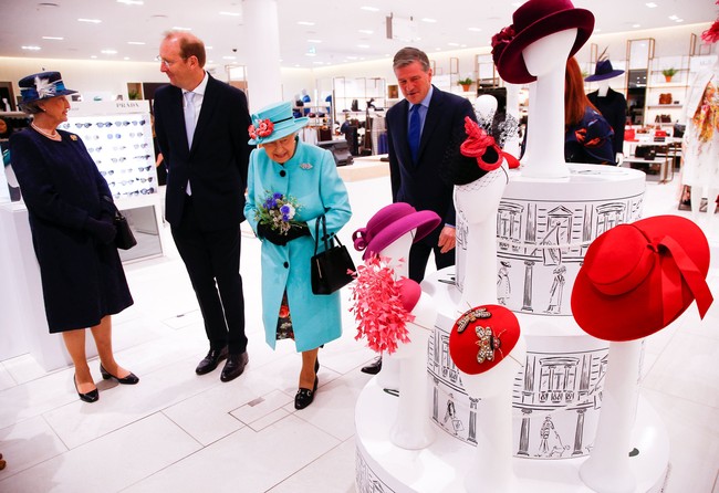 Ratu Elizabeth membuat heboh ketika ia datang ke department store Fenwick di Lexicon Shopping Centre, Bracknell, Inggris. Foto: Dok. Getty Images
