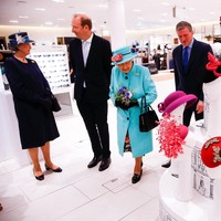 Ratu Elizabeth membuat heboh ketika ia datang ke department store Fenwick di Lexicon Shopping Centre, Bracknell, Inggris. Foto: Dok. Getty Images