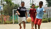 Sejumlah anak asyik bermain sepakbola.
