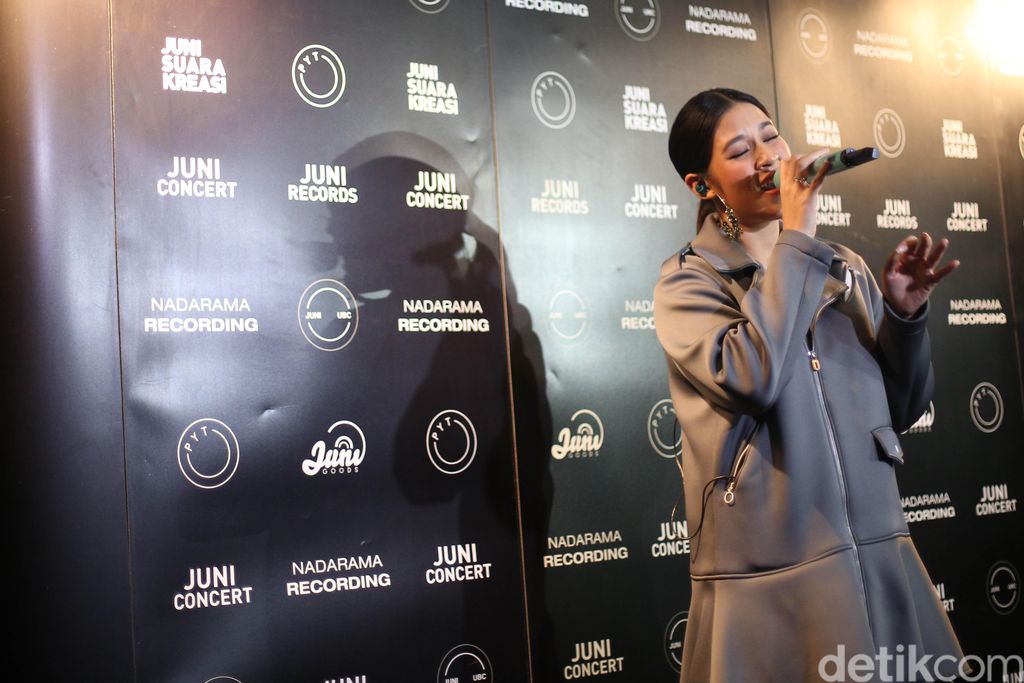 Raisa Andriana saat jumpa pers lagu 'My Kind of Crazy'  di CGV Cinemas Pacific Place, Jakarta, Kamis (18/10/2018).--