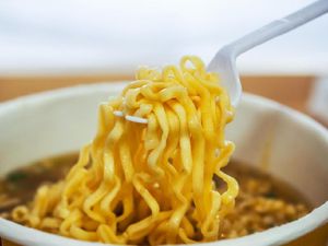 Apa yang Membuat Makan Mi Instan Buruk bagi Kesehatan Tubuh?