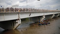 Ratusan imigran tertahan di jembatan karena dilarang memasuki wilayah Meksiko. REUTERS/Ueslei Marcelino.