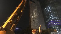 Reklame di dekat Royal Kuningan Hotel, Jalan HR Rasuna Said, dicopot menggunakan crane. Pencoopotan dilakukan pada Jumat (19/10/2018) malam.