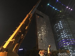 Reklame yang Langgar Aturan di Rasuna Said Mulai Dicopot