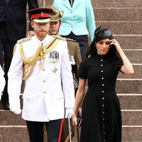 Gaun hitam dari Emilia Wickstead seharga US$ 2.080 atau Rp 31 juta dipakai Meghan menghadiri peringatan ANZAC Memorial. Gaun itu dipadukan bersama clutch Givenchy US$ 1.990 atau Rp 30 juta. (Foto: Dok. Getty Images)