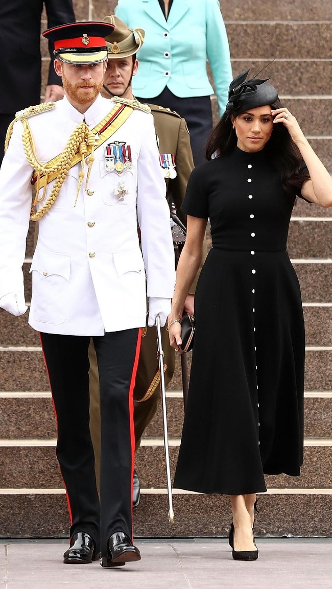 Gaun hitam dari Emilia Wickstead seharga US$ 2.080 atau Rp 31 juta dipakai Meghan menghadiri peringatan ANZAC Memorial. Gaun itu dipadukan bersama clutch Givenchy US$ 1.990 atau Rp 30 juta. (Foto: Dok. Getty Images)