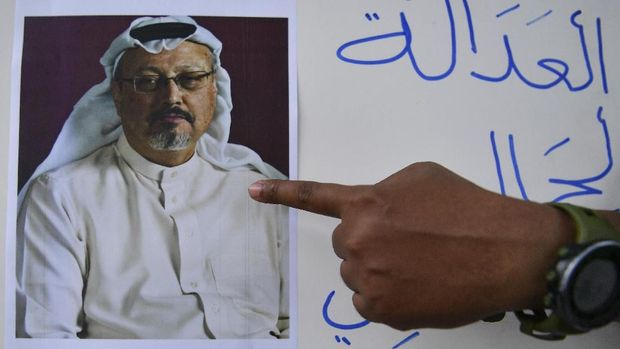 Foto wartawan AS kelahiran Arab Saudi Jamal Khashoggi dalam aksi protes di depan Kedutaan Besar Arab Saudi, Jakarta, Jumat (19/10).