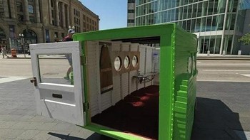 Rumah terkecil di dunia terletak di Boston. Bangunan ini bisa disewa melalui aplikasi Airbnb dengan harga sewa USD 55 per malam. Rumah ini dilengkapi dapur, toilet hingga roda empat. Sayangnya tidak ada aliran listrik pada rumah ini. (Foto: list25)