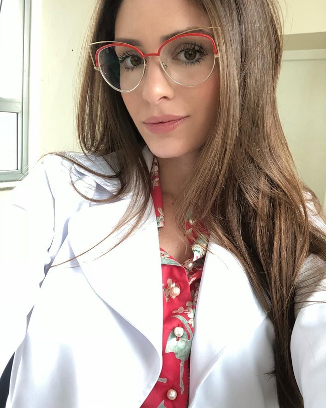 Camila Karam sendiri dikenal sebagai YouTuber yang juga mahasiswi kedokteran. Sebagai YouTuber, dia rutin mengunggah video mengenai berbagai topik seperti kecantikan, fashion, travel dan terkait medis. Foto: Dok. Instagram @camilakaram