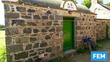 Penjara terkecil di dunia yang diberi nama Sark Prison karena letaknya yang berada di Pulau sark Guernsey di sebuah pulau bernama SarkPenjara ini dibangun pada 1856. Hingga kini, predikat penjara terkecil pun masih melekat di bangunan ini. Penjara ini hanya dapat menangani dua tahanan dalam satu waktu. (Foto: list25)