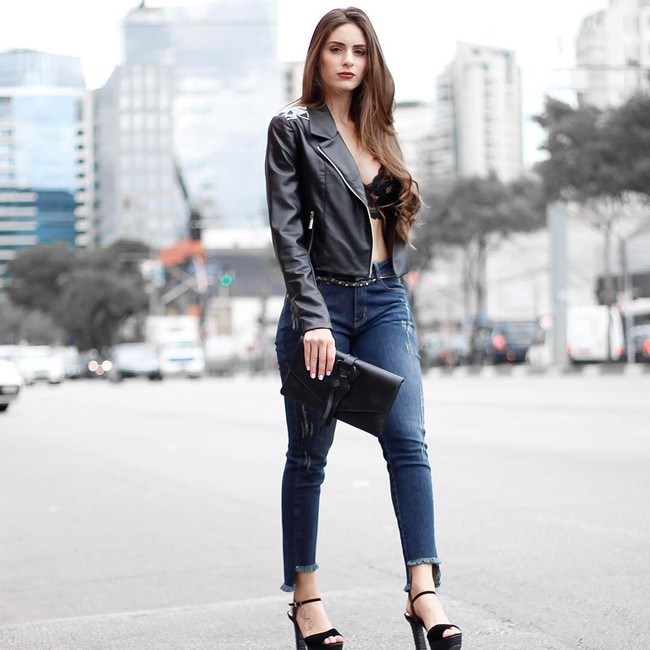 Namun dalam wawancara dengan CARAS, Camila Karam membantah dengan tegas dirinya adalah orang ketiga dalam hubungan Neymar dan Bruna. “Kita berada di negara yang berbeda, foto-foto ini foto lama dan itu bukan aku,” tukasnya. Foto: Dok. Instagram @camilakaram