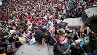 Ratusan imigran yang berusaha masuk Meksiko. REUTERS/Ueslei Marcelino.