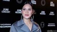 Meski sibuk, terpancar kebahagiaan Raisa dari wajahnya yang tengah mengandung. Foto: (ismail/detikhot)