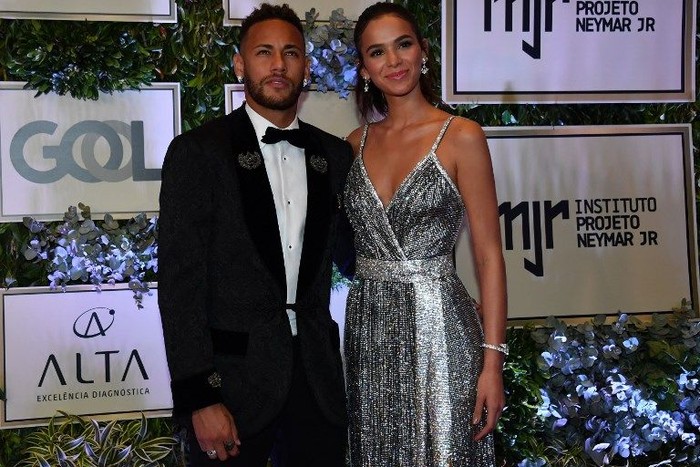 Brazilian PSGs footballer Neymar Junior (L) and his girlfriend Bruna Marquezine, arrive to participate in the charity auction of the Neymar Jr. Institute in Sao Paulo, Brazil on July 19, 2018. (Photo by NELSON ALMEIDA / AFP)