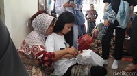 Belajar membatik tak hanya jadi menarik bagi wisatawan domestik. Para mahasiswa luar negeri yang sekolah di Indonesia juga tertarik untuk membatik. (Hilda Meilisa/detikTravel)