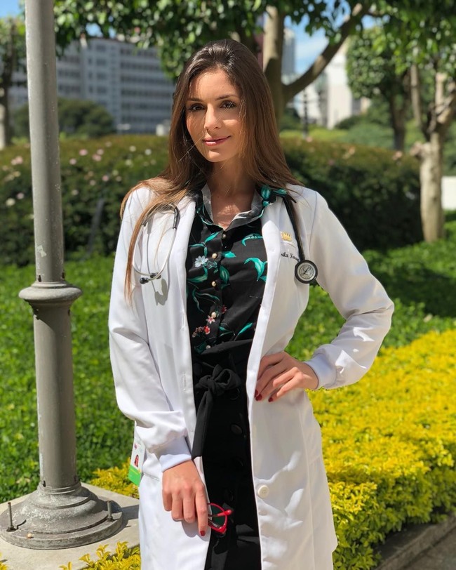 Camila Karam dikenal sebagai dokter cantik dan seksi. Dia kerap mengunggah foto penampilannya dalam seragam dokter. Foto: Dok. Instagram @camilakaram