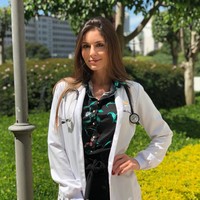 Camila Karam dikenal sebagai dokter cantik dan seksi. Dia kerap mengunggah foto penampilannya dalam seragam dokter. Foto: Dok. Instagram @camilakaram