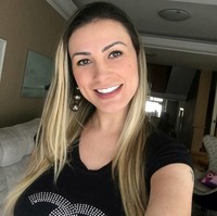 Prosedur tersebut ternyata membuat otot-otot kakinya membusuk. Hasilnya, paha pada bagian sampingnya hingga bokongnya menjadi bolong dan meninggalkan luka sampai membusuk. Foto: Dok. Instagram Andressa Urach