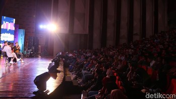 Head Brandcomm PT Smartfren Telekom Narendra Priyottama, Jessica Milla selaku brand ambassador Smartfren, dan Vice Editor in Chief detikcom Ardhi Suryadhi mengupas soal Generasi Smart Millennial in Digital Media. Foto: detikINET/Rengga Sancaya