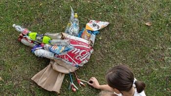 Saat itu ia terinpirasi untuk menyusun gambar penyu Hawksbill dari kumpulan sampah-sampah tak disangka karya pertamanya pun viral. (Foto: Instagram/allthatisshe)