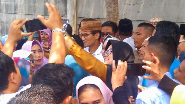 Sandiaga melayani santri dan ibu untuk berfoto bersama di luar area pesantren.