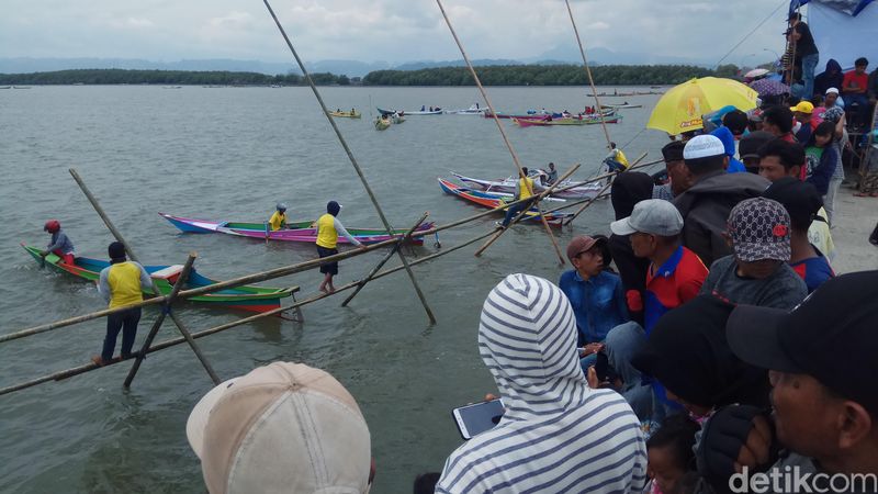 Foto Seru Balapan Perahu Nelayan Tradisional Maros