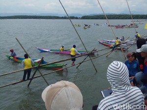 Begini Keseruan Balapan Perahu Nelayan Tradisional di Maros
