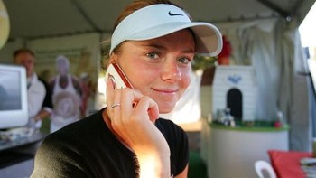 Sony Ericsson kemudian menjadi sponsor kompetisi tenis wanita, WTA Tour. Ini si cantik Daniel Hantuchova memakai ponsel Sony Ericsson. Foto: Getty Images