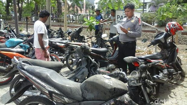 Motor warga pendatang diceburkan ke selokan/