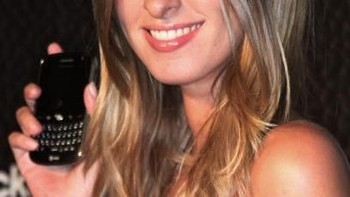Sosialita seperti Nicky Hilton pun gandrung dengan BlackBerry. Foto: Getty Images