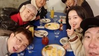 Meski sudah jadi aktris dengan bayaran tak sedikit, Ji Won ternyata tak pilih tempat makan. Yang penting bareng bareng orang terdekat. Seperti momen makannya yang satu ini. Foto: Twitter kim ji won hq