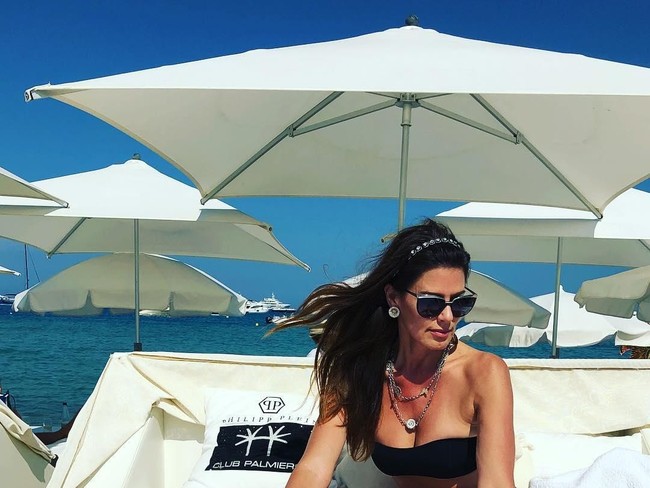 Dan seperti inilah gaya hidup mewah wanita yang pernah berpose untuk kalender bergengsi dari brand Pirelli itu.  Foto: dok. Instagram