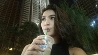 Sluurp! Segelas es kopi jadi teman santai Siva malam ini. Terkait kasus videonya, Siva mengaku tak mau ambil pusing, apalagi petarung MMA menyenggolnya secara tak sengaja. Foto: Instagram @sivaapriliareal