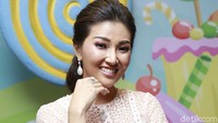 Eks member Cherrybelle ini tetap terlihat cantik meski kini telah memiliki anak. Foto: (Palevi/detikhot)
