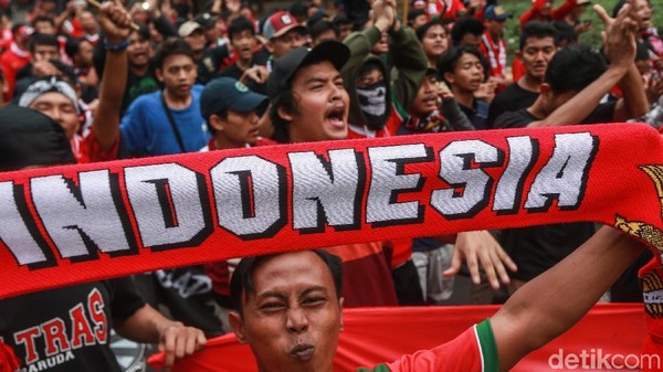 Suporter Padati GBK Jelang Indonesia vs Qatar