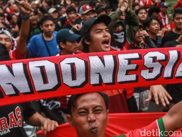 Suporter Padati GBK Jelang Indonesia vs Qatar