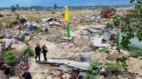 Bencana gempa bumi, tsunami, dan likuifaksi di kawasan Sulawesi Tengah terjadi pada 28 September 2018, tiga pekan lalu. Berdasarkan data Badan Nasional Penanggulangan Bencana hingga 20 September kemarin, tercatat 2.113 orang meninggal dunia. Sebanyak 1.309 orang hilang, 4.612 luka-luka dan sebanyak 223.751 orang mengungsi di 122 titik.  (Elvan Dany Sutrisno/detikcom)