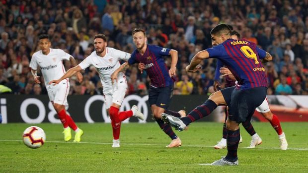 Penalti Luis Suarez membawa Barcelona unggul 3-0.