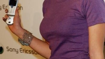 Aktris Elisha Cuthbert memegang ponsel yang sama. Sony Ericsson memang langsung agresif berpromosi untuk menarik perhatian konsumen. Foto: Getty Images